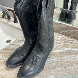 Ariat Western Boots for Women. Heritage R Toe. Black .